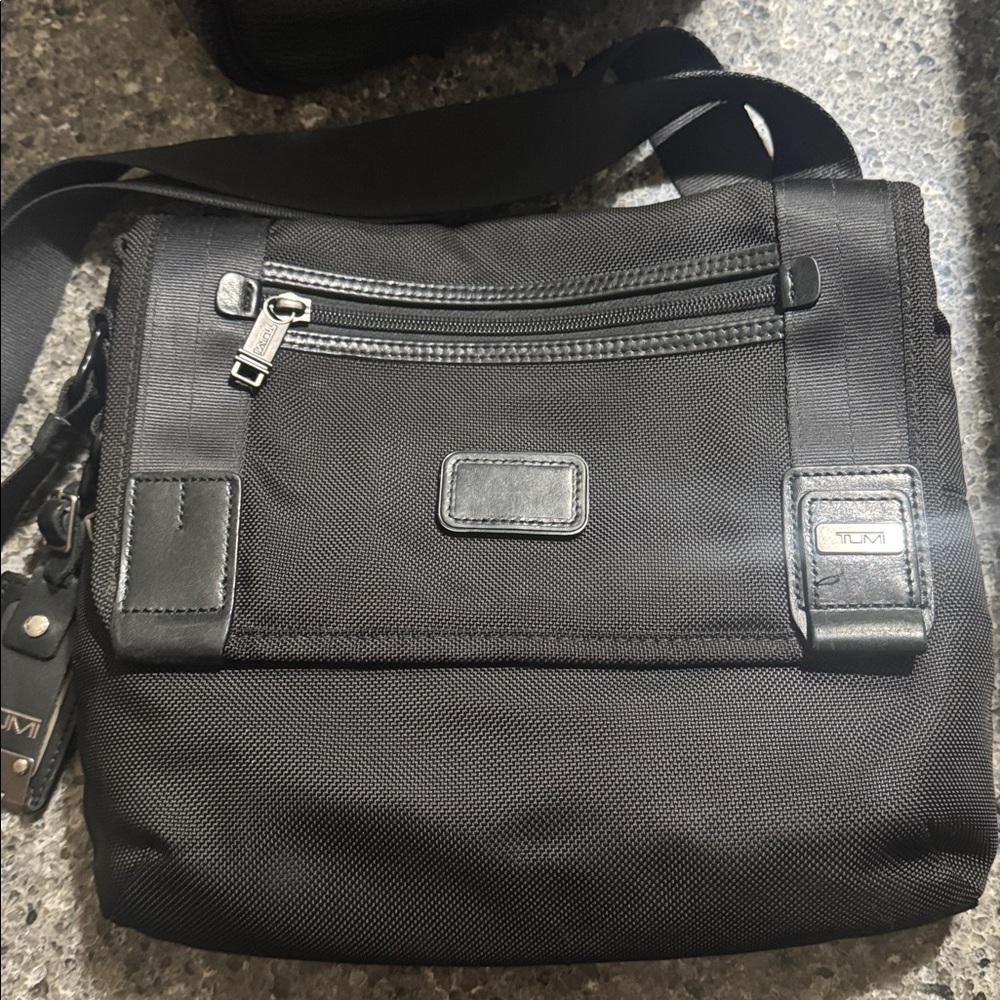 Tumi Black Alpha Bravo Beale Mini Mens Ballistic Nylon/Leather Black Price Firm🙏